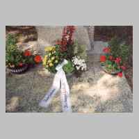 59-09-1215 5. Kirchspieltreffen 2003. Blumen am Gedenkstein.JPG